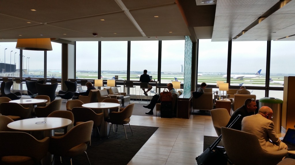 review-united-club-lounge-chicago-ohare-airport-093015 - The Travel Sisters