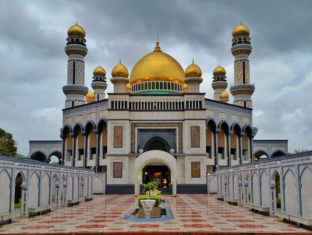 Jame Asri Sultan Hassanal Bolkiah Mosque is one of the top things to do in Bandar Seri Begawan brunei itinerary
