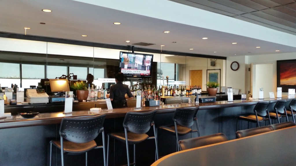 united airlines club lounge new york laguardia lga airport 20150803_131236