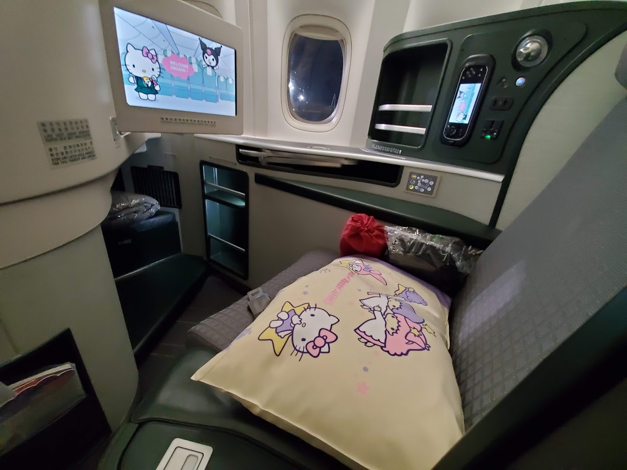 Review EVA Air Business Class 777 (Royal Laurel Class) Taipei to Chicago