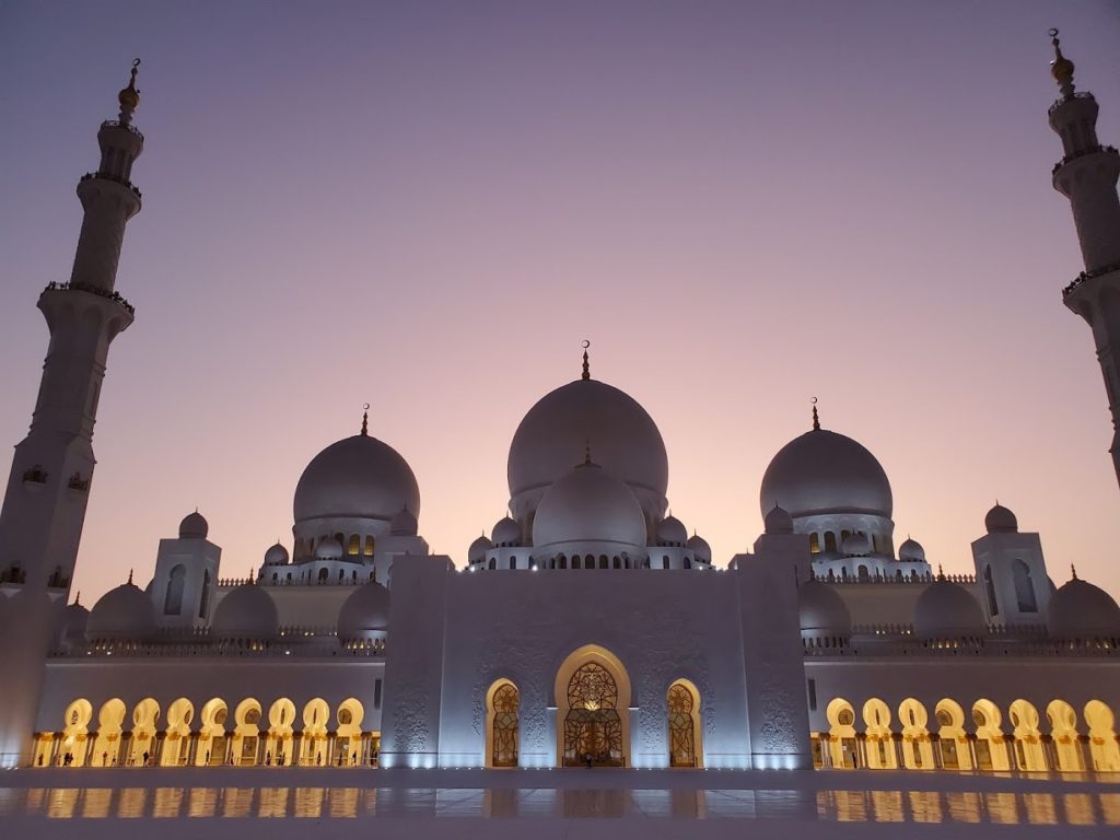 sunset is one of the best times to visit abu dhabi mosque