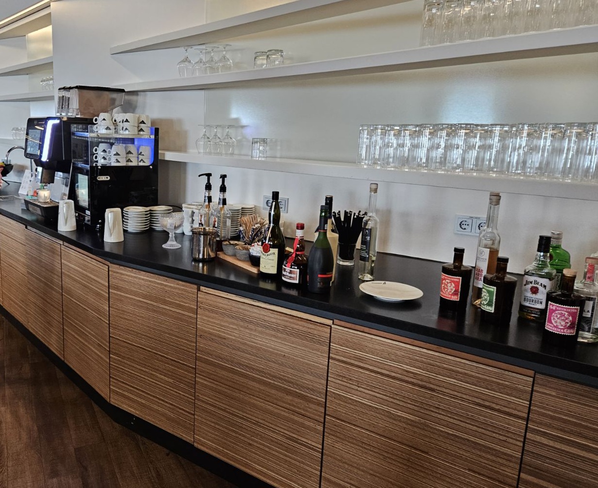 Icelandair Saga business class airport lounge drinks