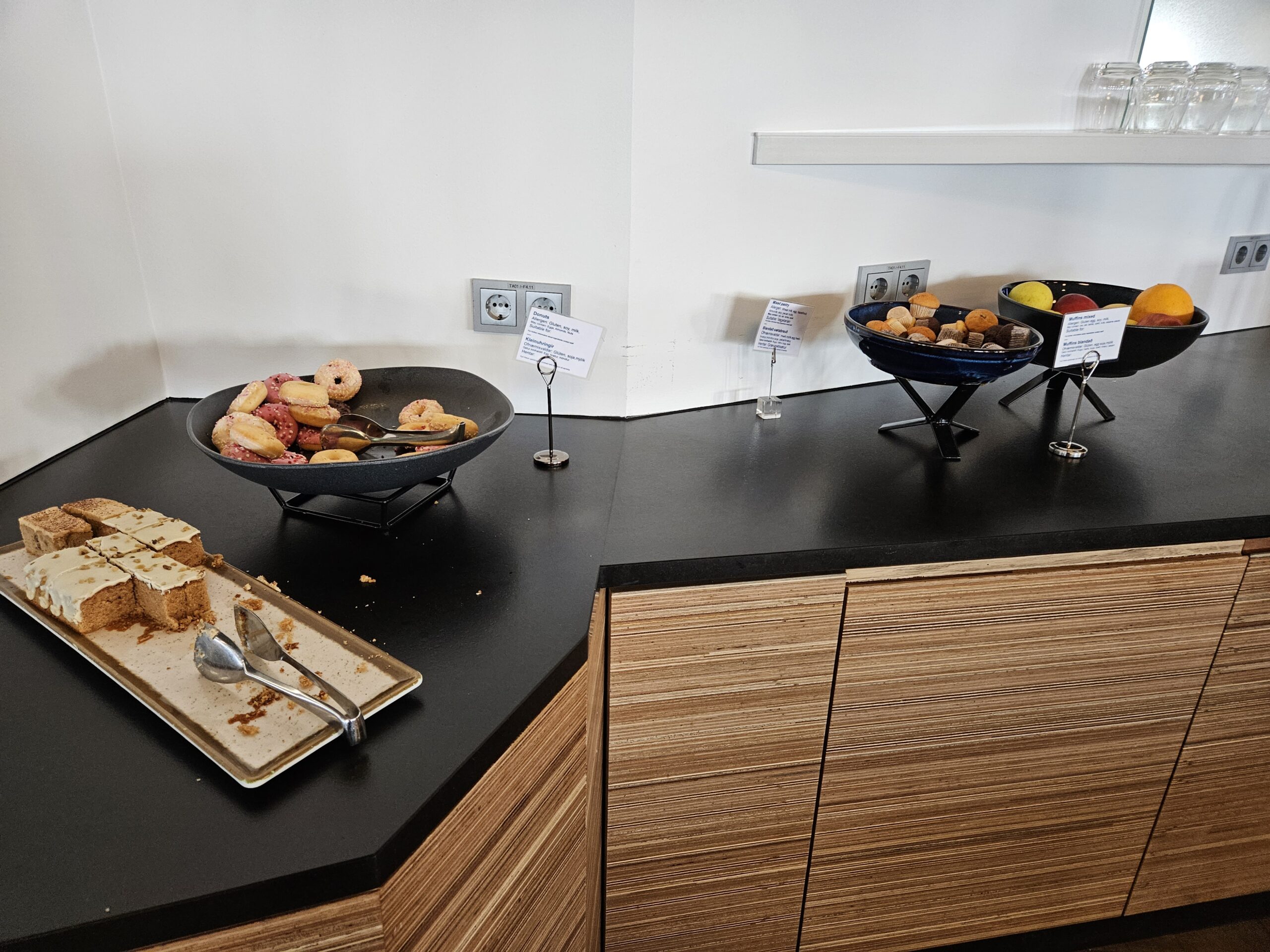 Icelandair Saga airport lounge dessert options
